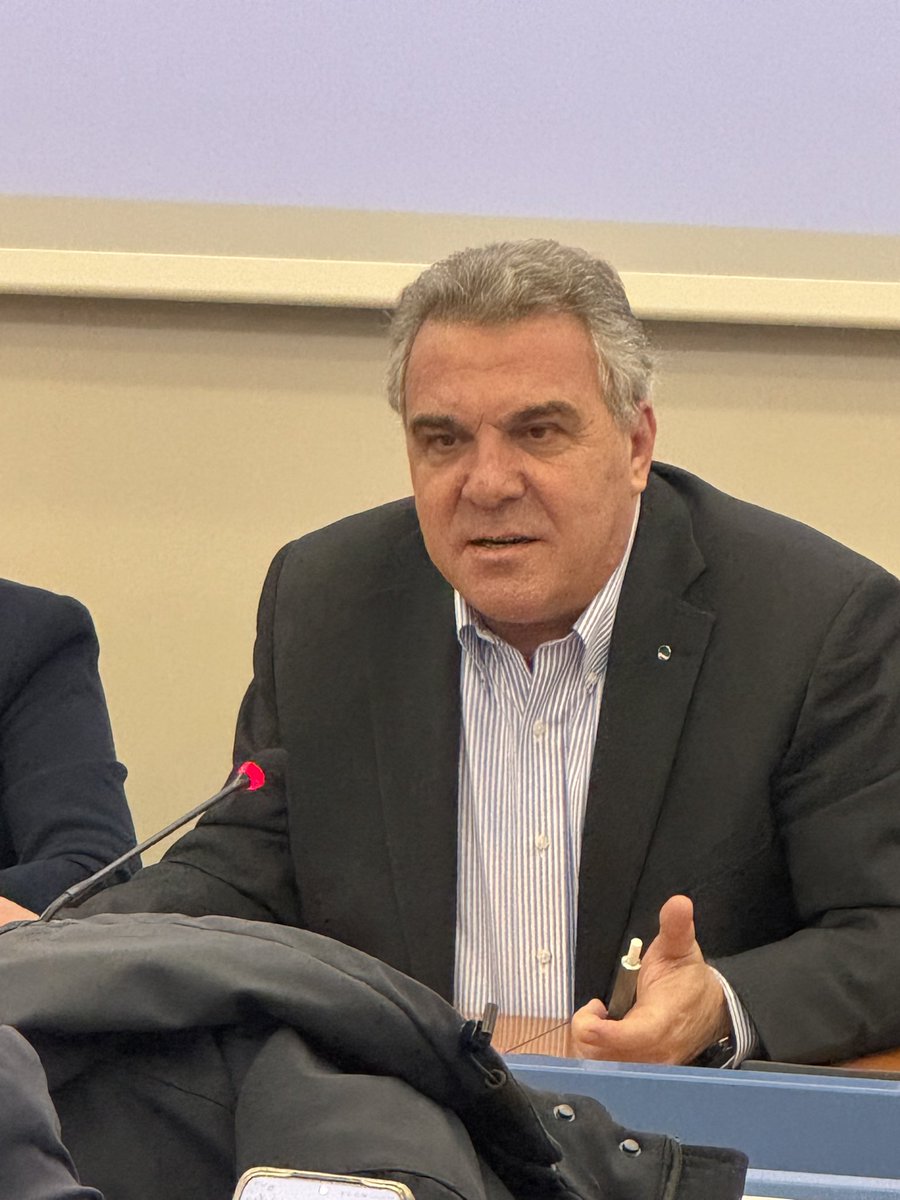 cislscuola's tweet photo. Sbarra ai partecipanti al corso lungo CISL Scuola: Autonomia, partecipazione, contrattazione: su questi connotati la CISL è nata, e continua a proporsi, non come un nuovo sindacato, ma come “sindacato nuovo”. Sulla legge di bilancio giusto denunciare le criticità, ma anche valorizzare i risultati positivi ottenuti incalzando il governo e i partiti con proposte chiare, senza rifugiarsi nella protesta sterile. Contiamo in particolare di veder rientrare i tagli agli organici nella scuola