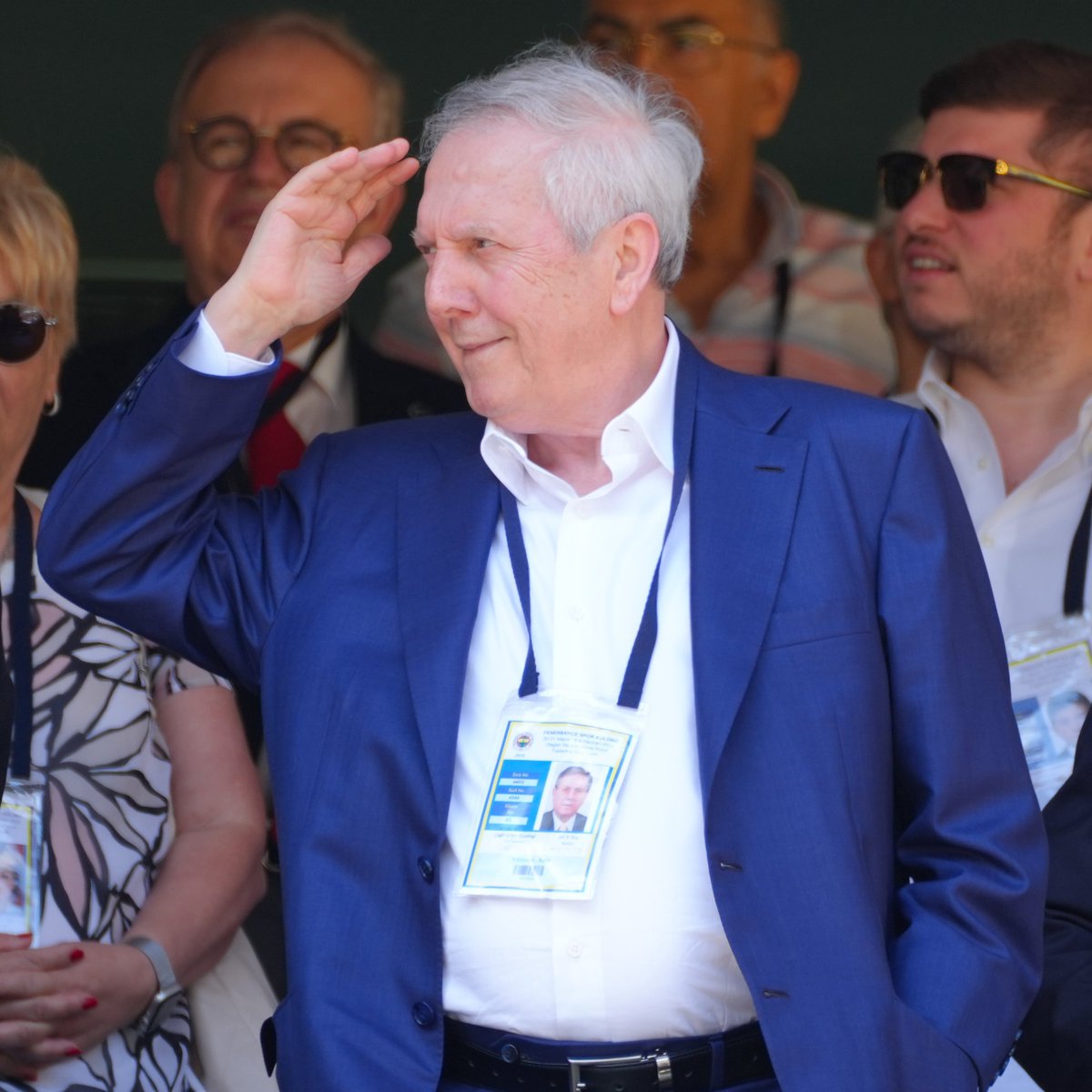 Fenerbahçe tribünleri 'Aziz Yıldırım!' tezahüratı yapmaya başladı.