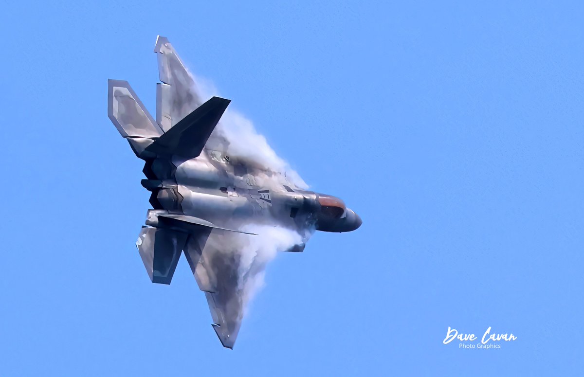 dcavan001's tweet photo. #dailyactionshot #favoriteshots #abbyairshow A performance by the #usaff22demoteam from Langley Virginia was a highlight for me this year at the Abbotsford Airshow. A noisy and incredibly agile airplane doing amazing things #jetfighters . #airshowphotography https://t.co/zbC2DRPXPJ