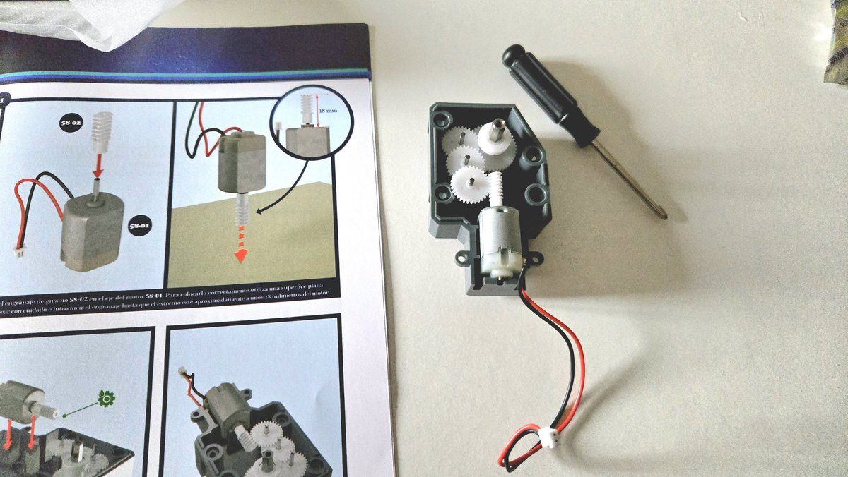 Victor_E_T's tweet photo. Pues ya esta montado! En el fasciculo 57,58,59 y 60 acabaremos de montar el motor derecho En el 61 montaremos el altavoz .Y por ultimo el 62 instalaremos el led en el pecho. Esto ya va cogiendo forma! 😍👽🎄Os deseo una feliz navidad @PlanetaAgostini #fanhome #planetadeagostini https://t.co/OMlJxMMsWR
