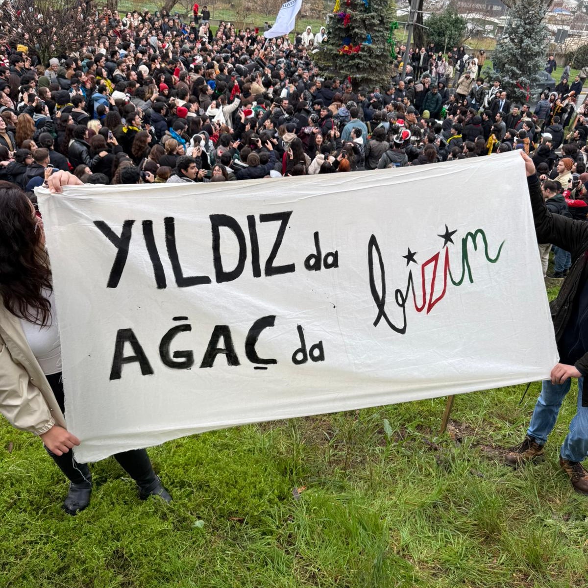 Yıldız Teknik Üniversitesi öğrencilerinin, gelenekselleşen 'Yıldız Ağacı' süsleme etkinliği, bir grup öğrencinin tekbirleri eşliğinde engellendi.

Öğrencilerin ısrarları sonucunda gerici gruplar geri çekildi ve ağaç süslendi.
