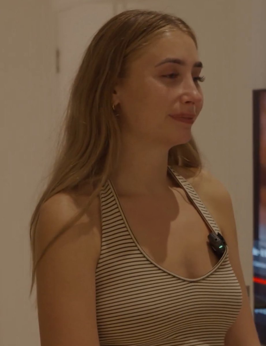 BastilleBtc's tweet image. would u date her for 100 solana?