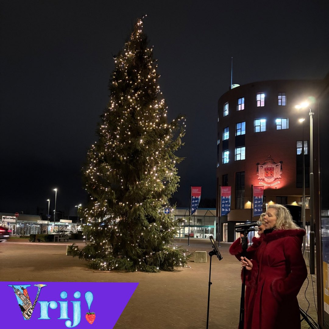 Vorig jaar stond er een lichtslinger vermomd als kerstboom op het Stationsplein. 

In januari dienden we de motie 'red de kerstboom' in om de echte kerstboom in ere te herstellen en deze motie werd unaniem aangenomen. 

Gisteravond is het licht in de echte kerstboom aangezet door
