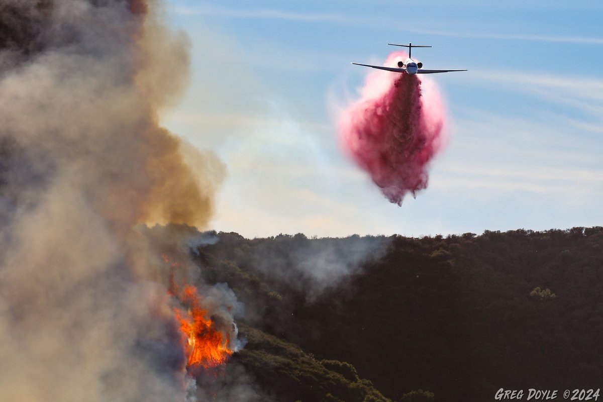 Tanker 107 lays down some retardant ahead of the #FranklinFire in Malibu Canyon yesterday.  <a href="/LACoFDPIO/">L.A. County Fire Department</a> <a href="/LACOFD/">LACoFD</a>
