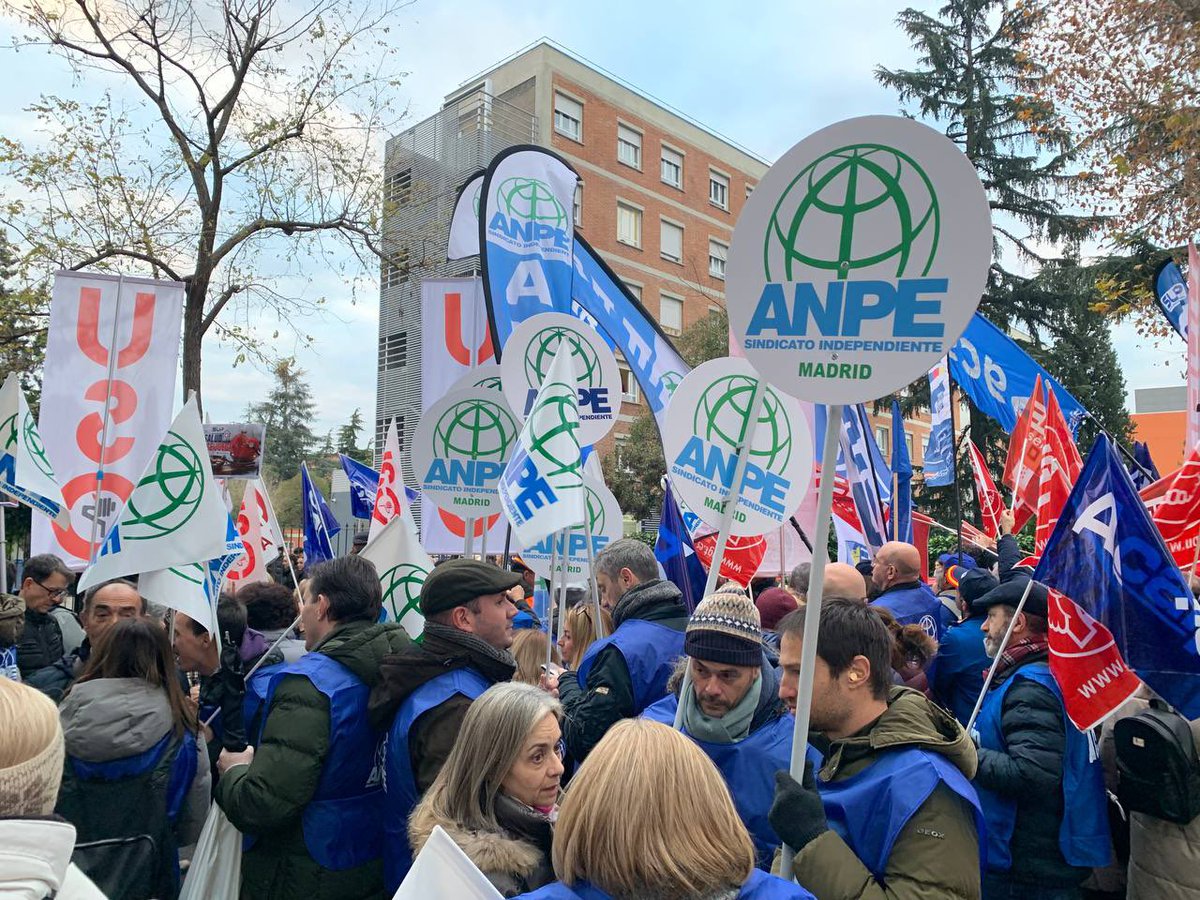 anpenacional's tweet photo. 🌐 Ante la sede #MUFACE exigimos un nuevo acuerdo con las aseguradoras. 

Nuestras reivindicaciones resuenan en todas las provincias del país. 

📢 ¡No somos rehenes! ¡Un acuerdo ya! 

#ANPE #PrimeraFuerzaSindical https://t.co/so0t7mihsw
