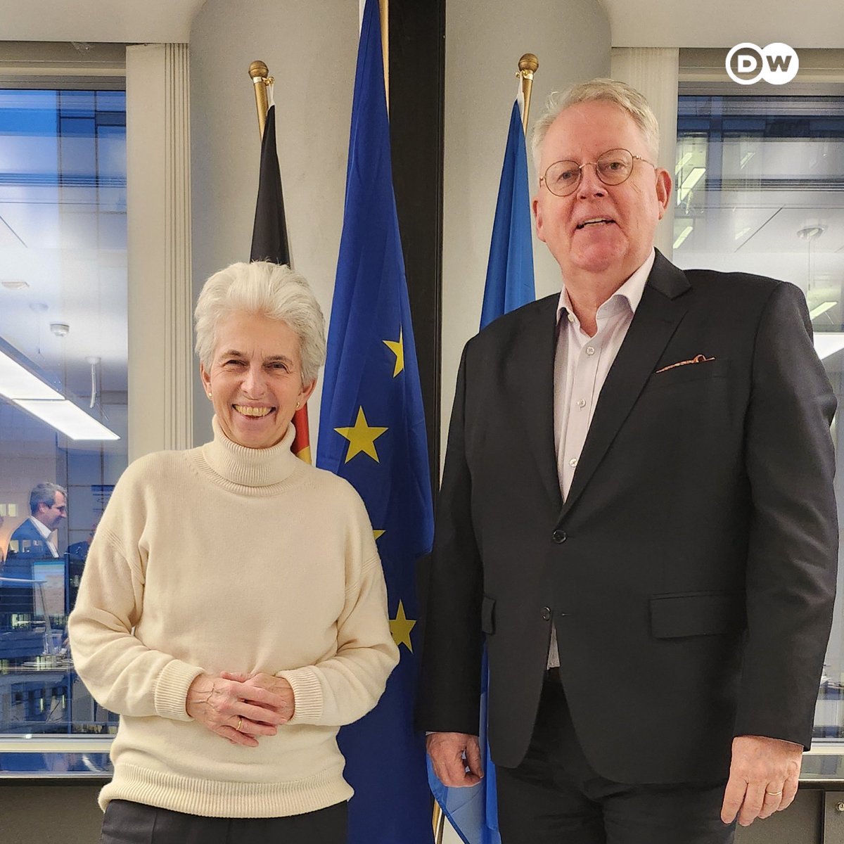 In diesem Zusammenhang führte Intendant <a href="/dw_Limbourg/">Peter Limbourg</a> in Brüssel Hintergrundgespräche mit EU-Abgeordneten über Informationsfreiheit, Online-Zensur und die notwendigen Ressourcen, die Sender wie die DW benötigen, um dem entgegenzuwirken.

<a href="/sabineverheyen/">Sabine Verheyen</a> <a href="/MAStrackZi/">Marie-Agnes Strack-Zimmermann</a>