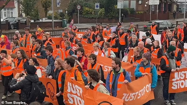 JustStop_Oil's tweet photo. @imgoingtoduck so you'd have supported this march if they all had tractors..? https://t.co/baBwdLogAD