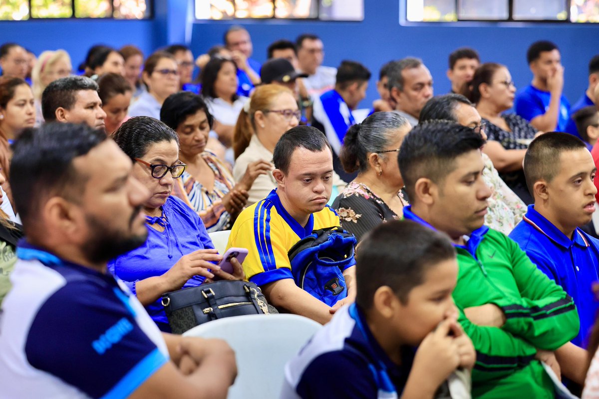 indeselsalvador's tweet photo. El Departamento de Oportunidades del INDES, en coordinación con el Mineducyt, entregó hoy implementos deportivos a 37 escuelas de educación especial. 

En el evento se proporcionó material deportivo que consta de seis pelotas voleibol, seis de baloncesto, seis de fútbol y dos kits de Boccia.