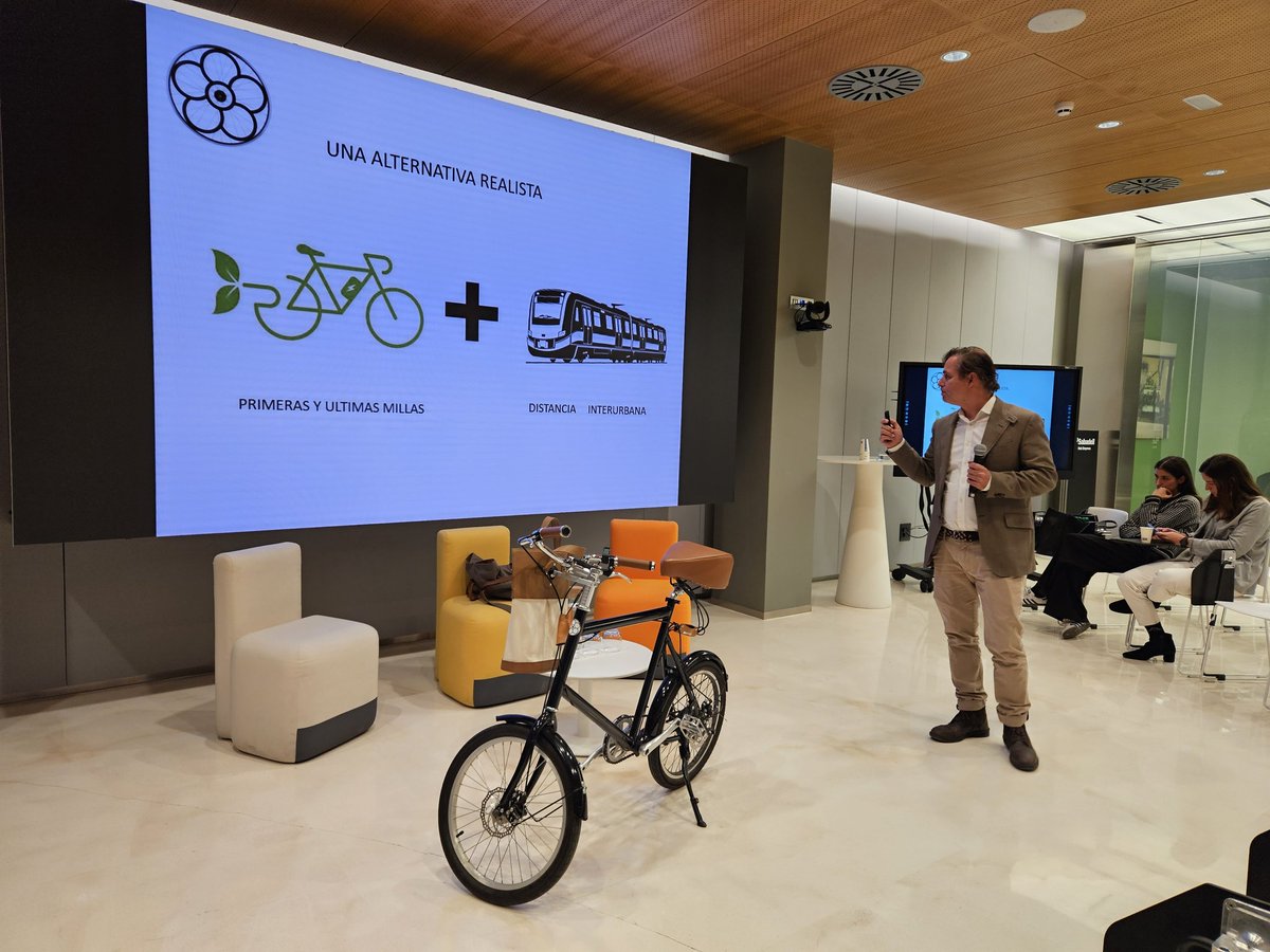 BStartup's tweet photo. Cierran los pitches #SIConnect con #PETAL. Su equipo multidisciplinar ha diseñado una solución para mejorar la movilidad sostenible con detalles de alta calidad. 

@VLCIEcosystem @ceeivalencia @Startup_VLC @CatedraCe @Startupxplore https://t.co/zUSXyJ7sJg