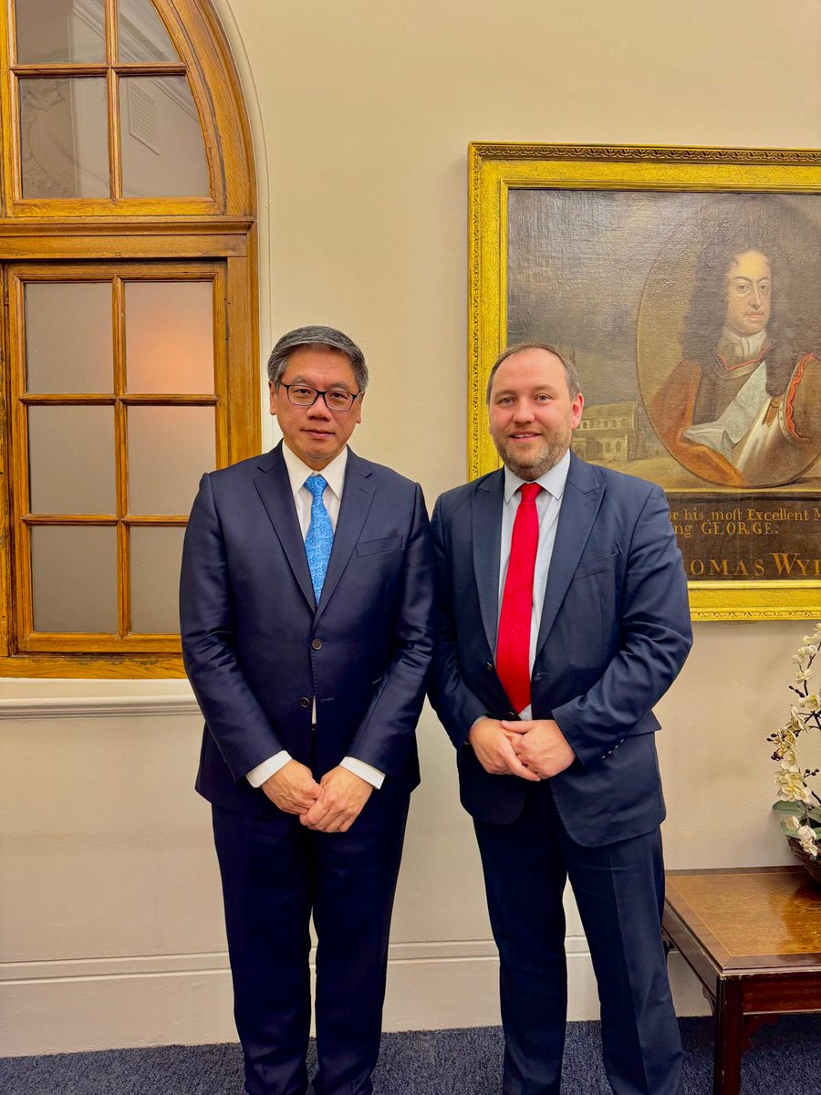 High Commissioner Ng Teck Hean and Secretary of State for Scotland <a href="/IanMurrayMP/">Ian Murray MP</a> after their meeting today. They discussed areas of collaboration between Singapore and Scotland, in particular renewable energy, start-ups, innovation and technology.