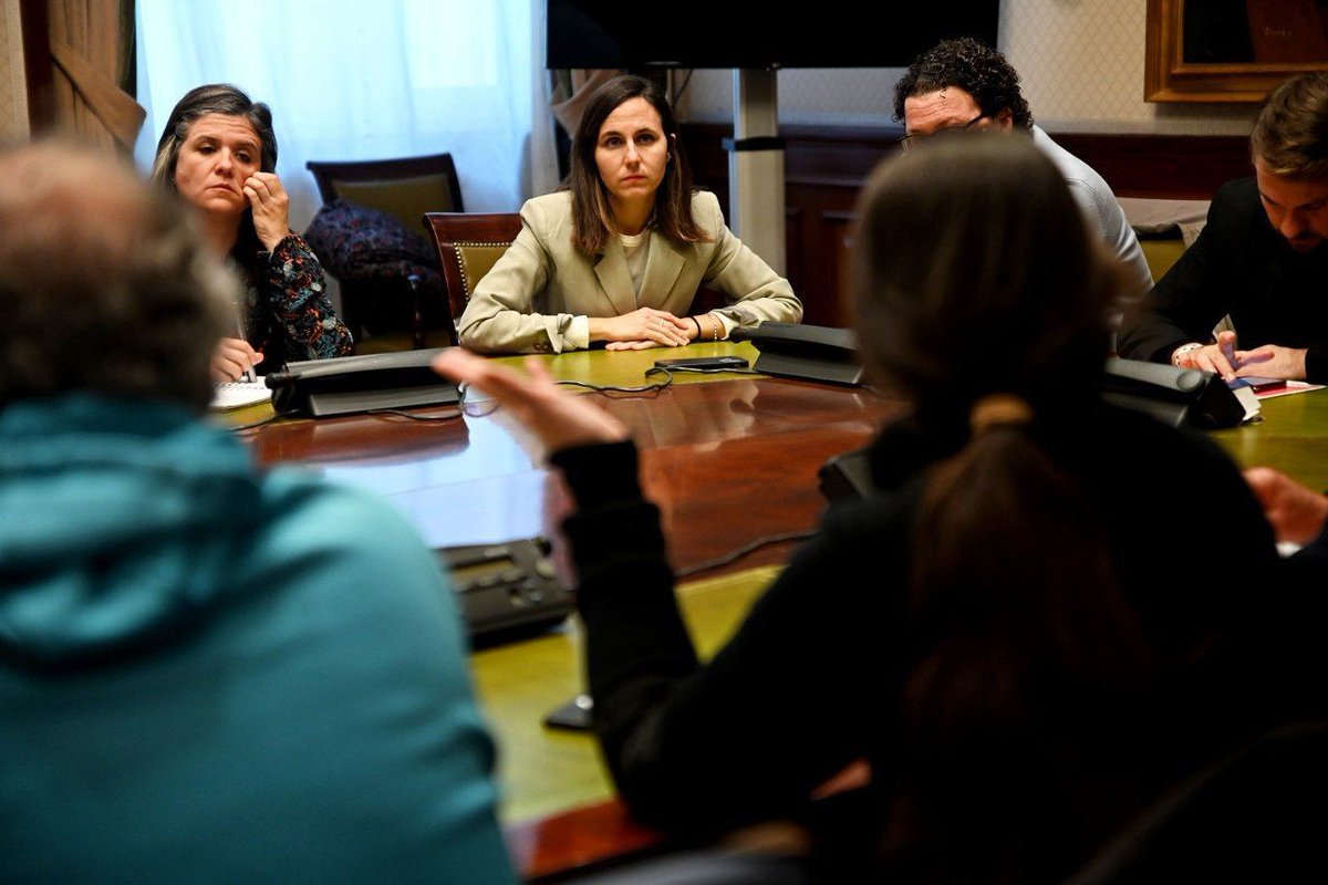 ionebelarra's tweet photo. Hoy nos hemos reunido con plataformas de vivienda con quienes hemos compartido la necesidad urgente de que el PSOE prorrogue y convierta en estructural la suspensión de los desahucios a las personas vulnerables que viven de alquiler. No hacerlo pone en riesgo a miles de familias. https://t.co/yom63Bdjvm