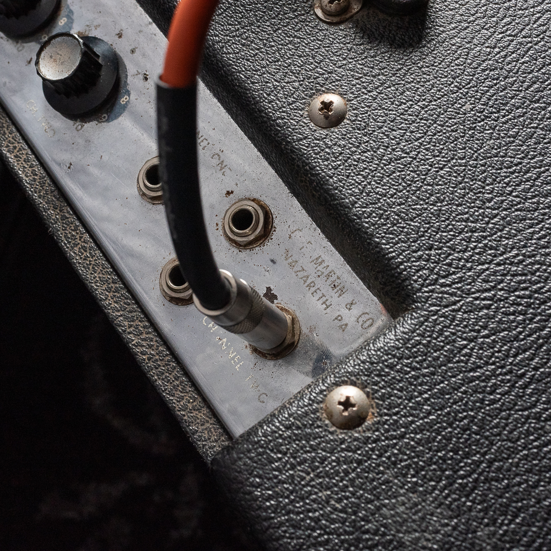 Looking for vintage amplifiers? A super-rare 1959 Martin DeArmond Model 112 amplifier awaits you in The Vault at CME! 🎶 What would you plug in (with @DivineNoise Cables of course!) and play on this beautiful Vintage Martin Amplifier? bit.ly/3Pxp4Nu #CME #MartinGuitar