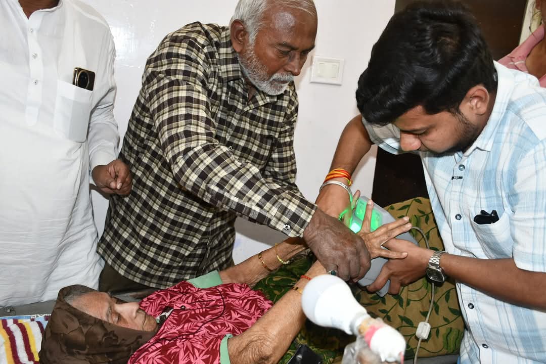pankajmaru's tweet photo. @narendramodi @AshwiniVaishnaw issue the  directives for Aadhar making or linking the mob no of older peopel / Divyang who are bed riddened. The live example of such Sr citizen who are on bed. It is difficult to bring them to Aadhar center as it is must for Aayushman card. https://t.co/Oz9xWJc7gG