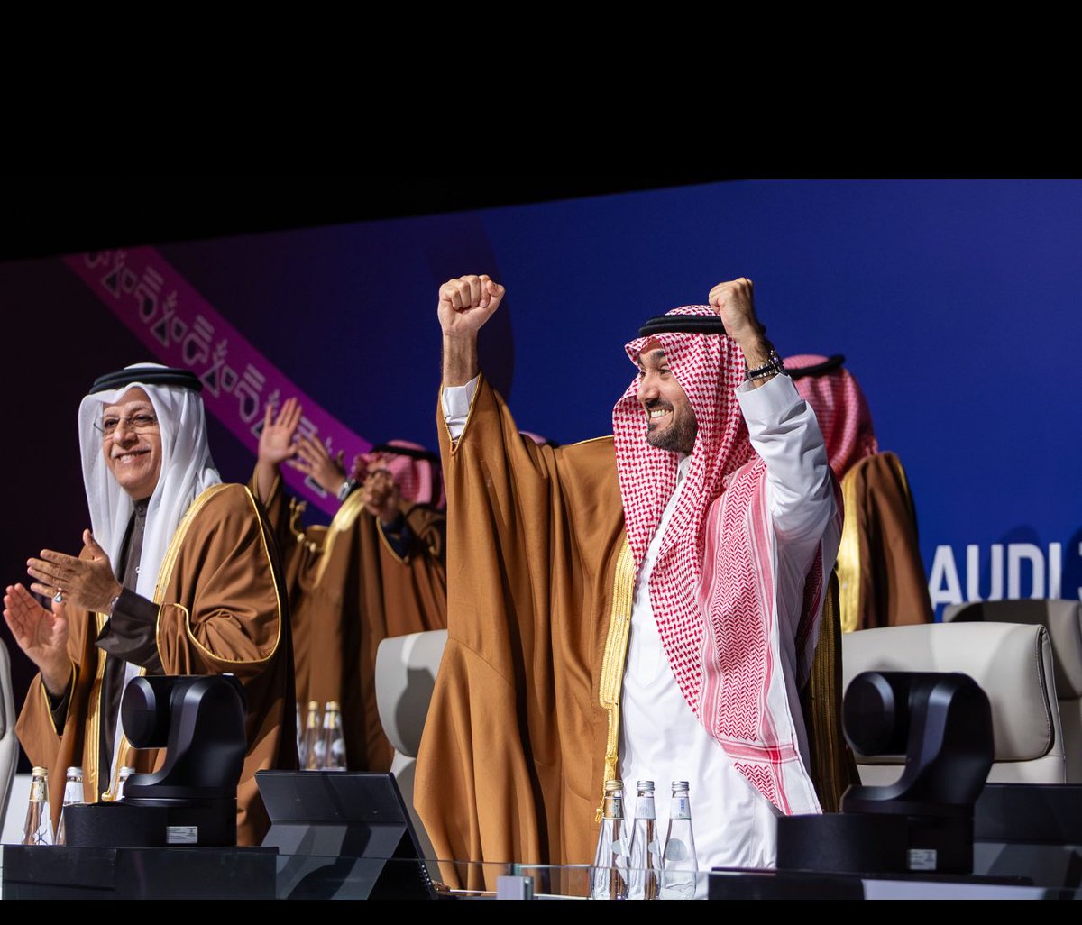 هذه السعودية

 تُشبهنا..
 تُلهمنا ..
تُدهشنا .. 
ترفع سقف طموحنا .. 
وتتوقع منا الكثير. 

نحن منها .. ولها .. وكُلنا عزم وحلم🇸🇦💚

#كاس_العالم_2034