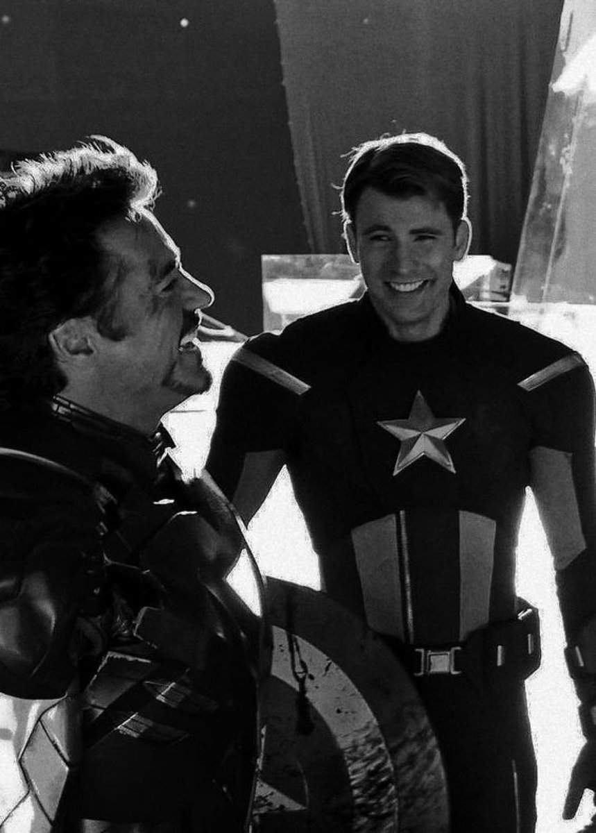 Chris Evans y Robert Downey Jr. regresan al Universo Cinematográfico de Marvel en #AvengersDoomsday ! 🖤

Nos vemos en el cine en 2026. 🍿