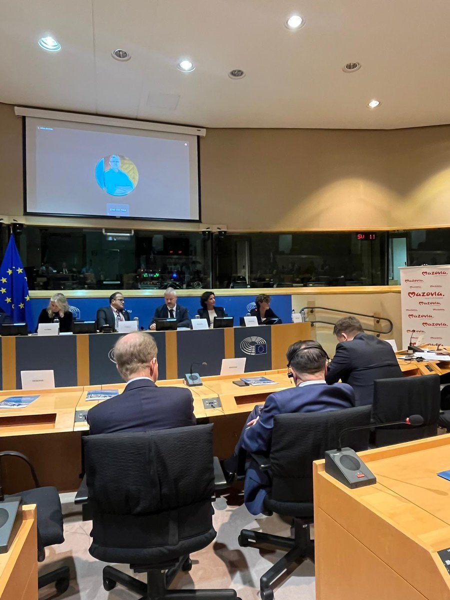 industriAll_EU's tweet photo. Today @IsabelleBarthes participated in the European Chemical Region Network 🧪 

She stressed that there are 3️⃣things social partners need to work on together for the future of european industries 🇪🇺🏭

1️⃣Promoting the Job to job transition
2️⃣Making quality jobs a relaity 
3️⃣guaranteeing an individual right to training