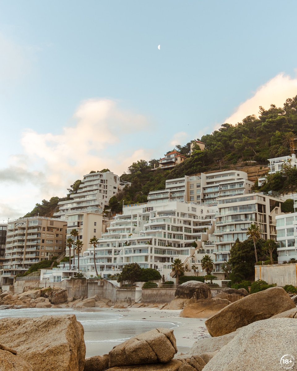 Soaking up golden hour, finding peace in these calm moments 🌅🌊 

#CoronaSummerTour #Thisisliving #ad