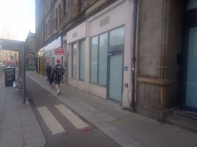 Tomorrow's <a href="/Edinburgh_CC/">The City of Edinburgh Council</a> report significantly understates the problem of narrow Leith Walk pavements: the section pictured is in fact only 1.7m wide - not 2.1m as stated (see tape measure) and goes on for longer. bit.ly/4gkV0R1

This can't be brushed under the carpet.