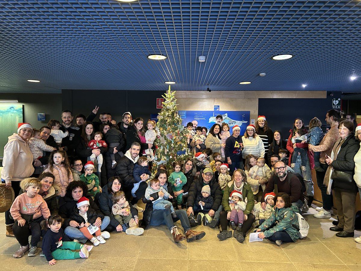 mc2coruna's tweet photo. 🎄O Aquarium Finisterrae ten este ano unha preciosa e moi especial árbore de Nadal. Os nenos e nenas da EIM Monte Alto elaboraron coas súas profesoras e as súas familias os adornos inspirados no mar: medusas, peixes, polbos, cabaliños de mar, cunchas...  

Moitas grazas!! 👏👏👏 https://t.co/UW0jmdmL5x