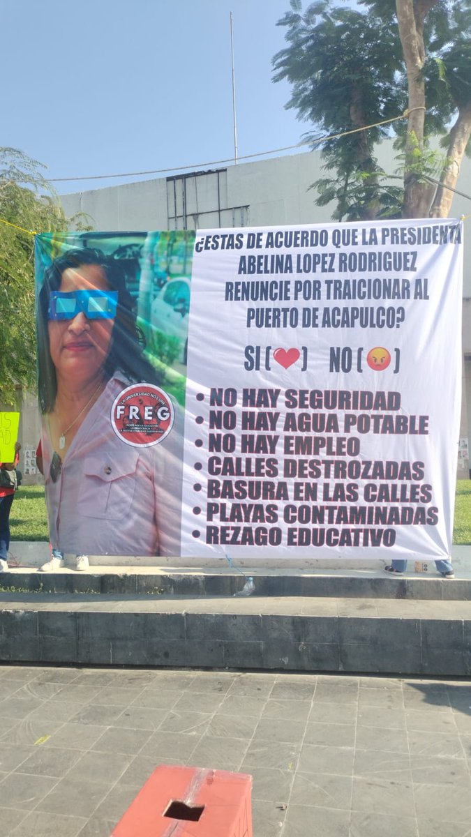 Un grupo de personas se manifiestan en el zócalo de Acapulco y exigen la revocación de mandato de <a href="/AbelinaLopezR/">Abelina López Rodríguez</a> como alcaldesa del <a href="/AcapulcoGob/">Gobierno de Acapulco</a>.
