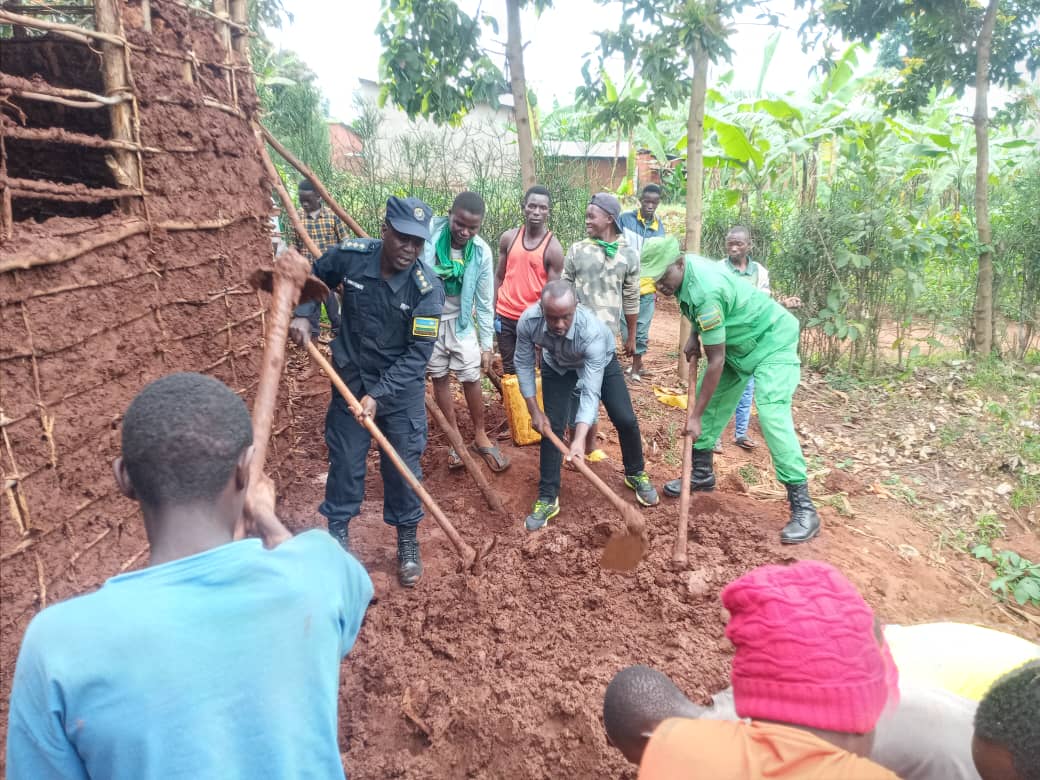 nycngoma's tweet photo. Uyu munsi muri @NgomaDistrict  Urubyiruko @RwandaYouth rwakoze ibikorwa bitandukanye byiganjemo imirimo y'amaboko,gusura amatsinda y'urubyiruko, Gufatanya n'inzego zitandukanye mu bikorwa byo kubarura urubyiruko ruzitabira Itorero ry'Igihugu.@RwandaLocalGov  @RwandaEast https://t.co/vie1ukD9Y7