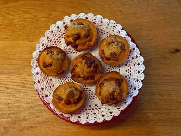 Vegatopia's tweet photo. Kruidnootcakejes! Dit zijn eigenlijk gewoon eenvoudige cupcakes met koekkruiden. Ze worden gedecoreerd met (chocolade)kruidnootjes. Lekker voor bij de warme chocolademelk én een goede manier om van je restjes kruidnoten af te komen. https://t.co/zs0siqJ3C5 https://t.co/FSqc4IgaEn