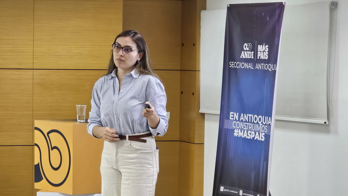 ANDI_Antioquia's tweet photo. ¡Ayer fue un día muy especial para nuestro @FONDOSERANDI! 😍
Tuvimos el encuentro de egresados que han sido beneficiarios de nuestras becas y alianzas con universidades 🤓
Contamos con +25 profesionales que desean contribuir a seguir construyendo comunidad #SerANDI 😎 https://t.co/L1TqRkzXqa