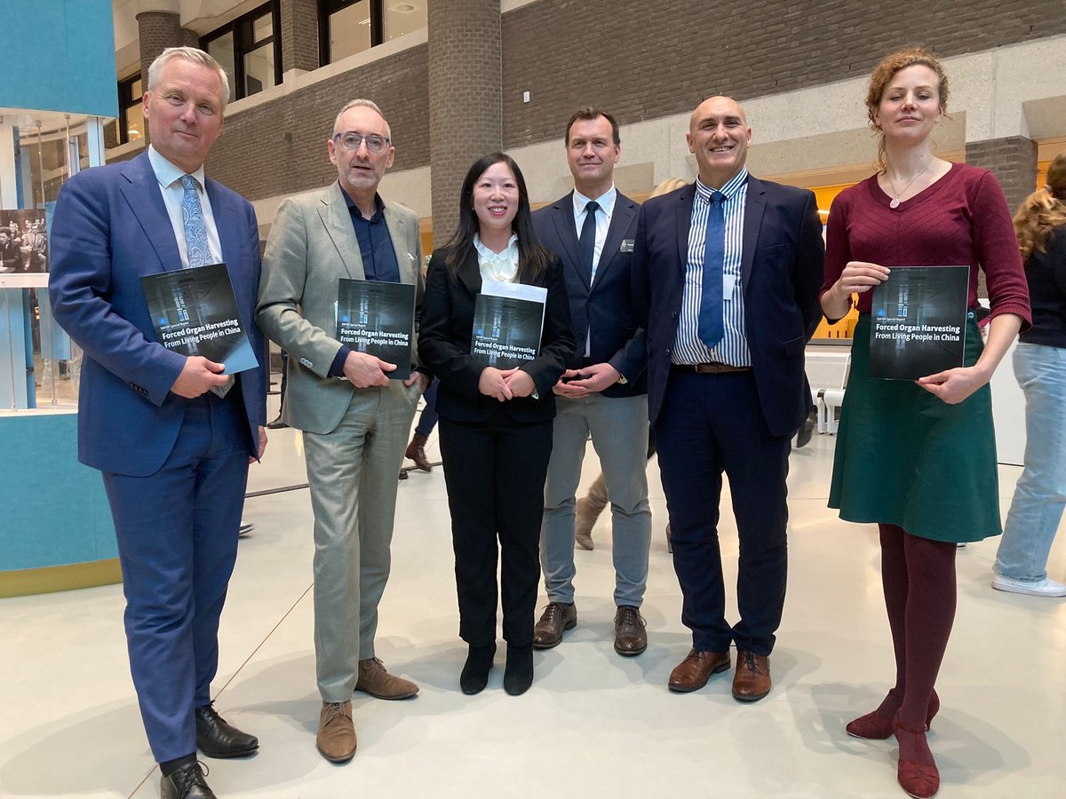 En el Día Internacional de los Derechos Humanos, <a href="/MDsAgainstFOH/">Doctors Against Forced Organ Harvesting DAFOH</a>  fue invitado al Parlamento holandés para entregar el Informe Especial sobre sustracción forzada de órganos en #China. 

¡Gracias Harry van Bommel y <a href="/ghrdthehague/">GHRD</a>!