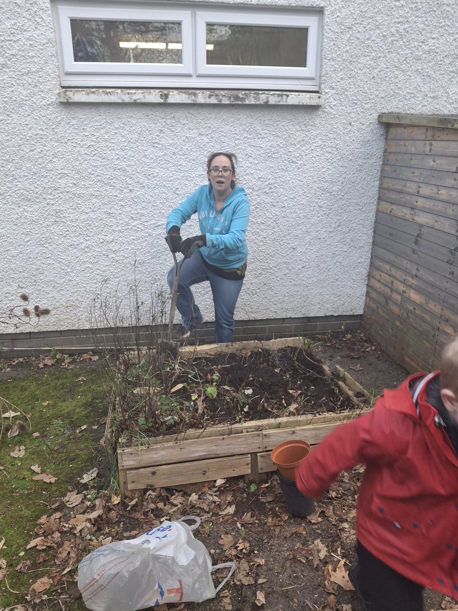 Ysgol Plascrug (@plascrug) on Twitter photo Thank you so much to these brave volunteers and their committed parents for volunteering to help clear the Year 1 yard this afternoon in the bitter cold. We look forward to seeing the transformation over the holidays! <a href="/EcoSchoolsWales/">Eco-Schools Wales</a> Thank you so much to these brave volunteers and their committed parents for volunteering to help clear the Year 1 yard this afternoon in the bitter cold. We look forward to seeing the transformation over the holidays! <a href="/EcoSchoolsWales/">Eco-Schools Wales</a>