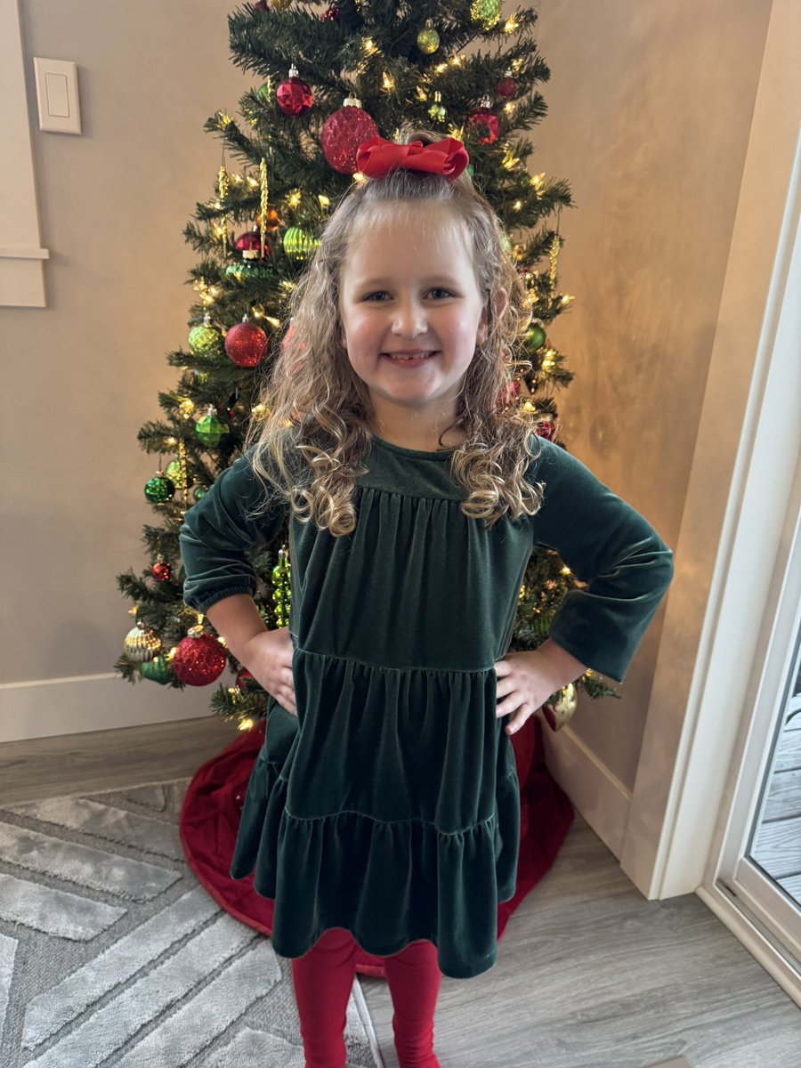 BeautyBabesBall's tweet image. My Christmas cutie!💚❤️👧🏼🎄
#Lola #christmastime #loveher #girlmom