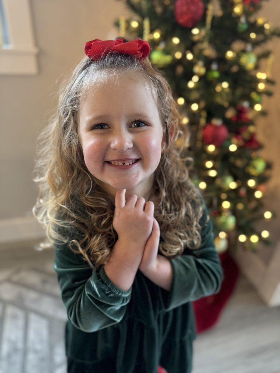 BeautyBabesBall's tweet image. My Christmas cutie!💚❤️👧🏼🎄
#Lola #christmastime #loveher #girlmom