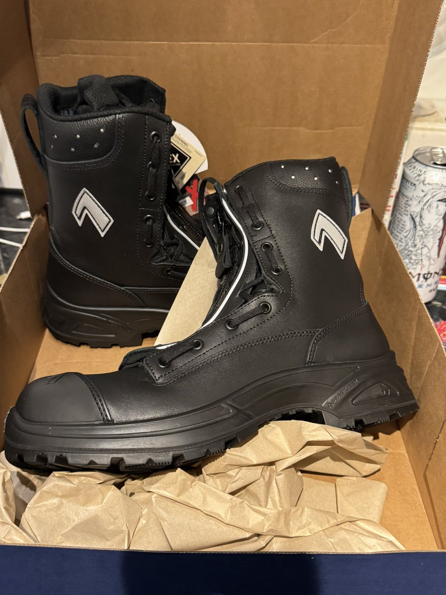 BertieBusby's tweet photo. Hellooooo new work boots! #HerosWear #Haix https://t.co/WabUb767RX