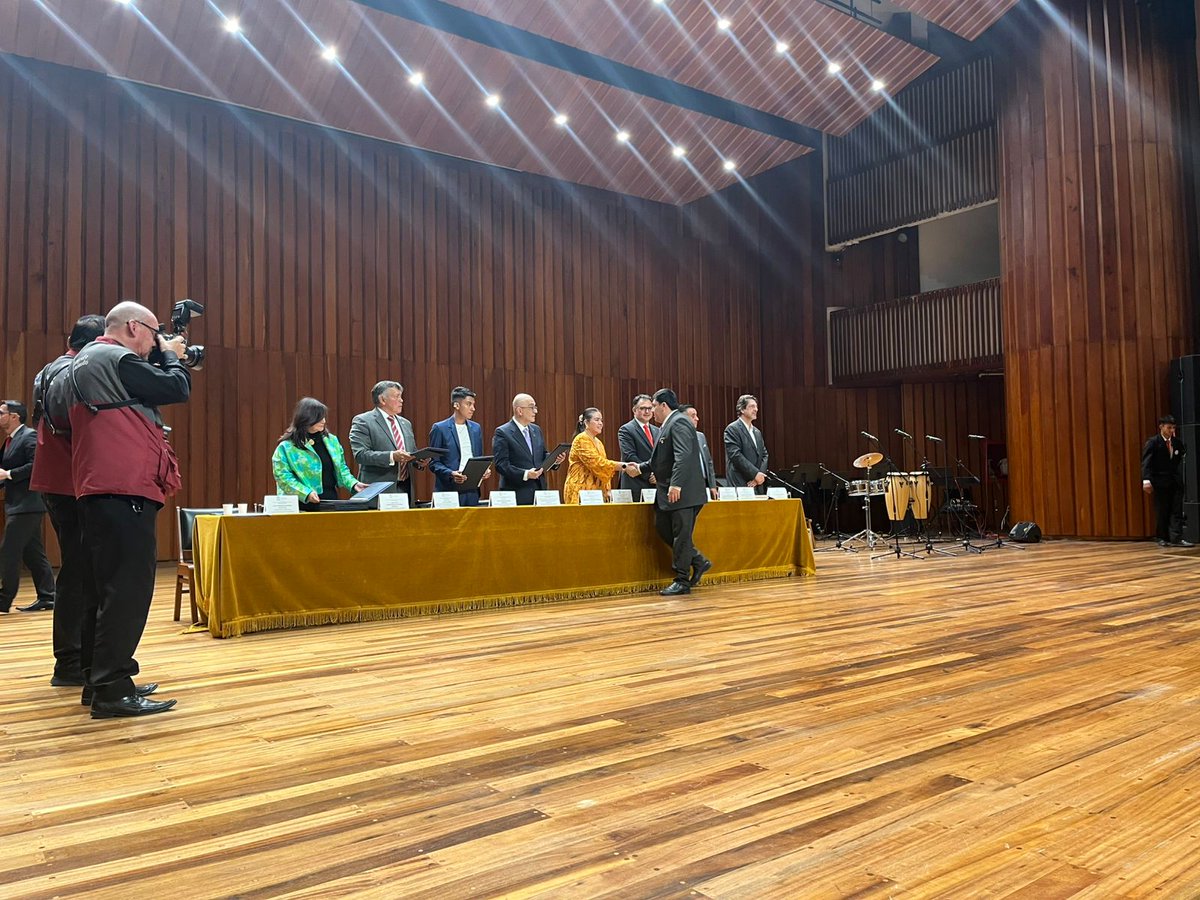 fdcps_unal's tweet photo. Finaliza nuestra ceremonia de grados FDCPS, entregándole al país una nueva generación de profesionales 🎓 en ciencias jurídicas ⚖️ y políticas 🌎 con sello de calidad UNAL. ¡Gracias por confiar en nosotros; está siempre será su casa de estudios!
#OrgulloUNAL #OrgulloFDCPS https://t.co/EHjJfTjaPf