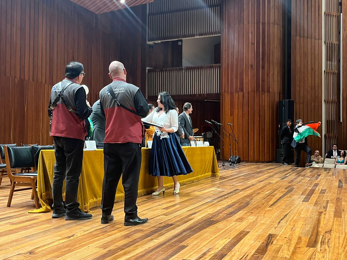 fdcps_unal's tweet photo. Finaliza nuestra ceremonia de grados FDCPS, entregándole al país una nueva generación de profesionales 🎓 en ciencias jurídicas ⚖️ y políticas 🌎 con sello de calidad UNAL. ¡Gracias por confiar en nosotros; está siempre será su casa de estudios!
#OrgulloUNAL #OrgulloFDCPS https://t.co/EHjJfTjaPf