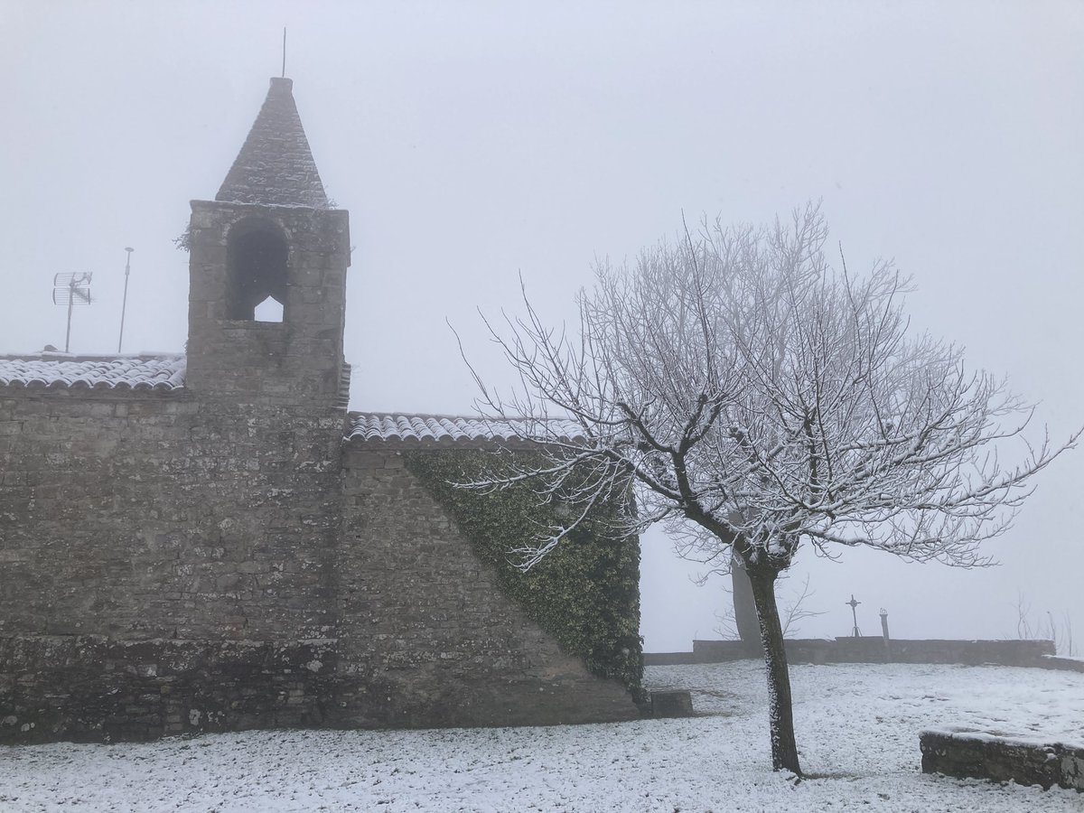 Marti_Oliveras's tweet photo. ❄️ Primera enfarinada de la temporada als punts més alts del #Lluçanès i el #Bisaura. Ha nevat per sobre dels 700 metres, ha agafat a partir dels 800 i al voltant dels 1.000 s’han acumulat 2 dits de neu. 📸 1 i 2. Sobremunt / 3. Santuari dels Munts / 4. Vidrà https://t.co/BX1xR7XjB8