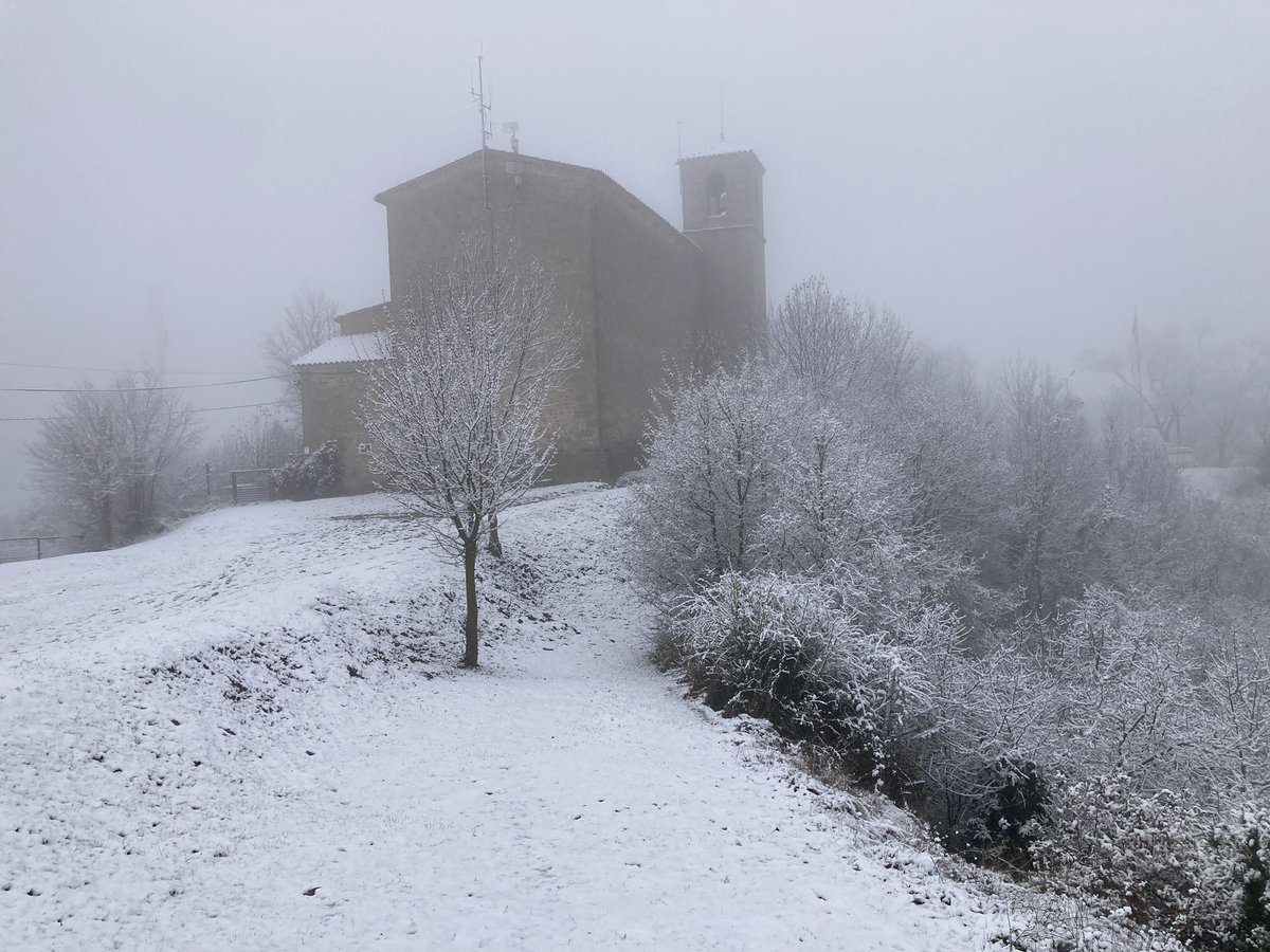 Marti_Oliveras's tweet photo. ❄️ Primera enfarinada de la temporada als punts més alts del #Lluçanès i el #Bisaura. Ha nevat per sobre dels 700 metres, ha agafat a partir dels 800 i al voltant dels 1.000 s’han acumulat 2 dits de neu. 📸 1 i 2. Sobremunt / 3. Santuari dels Munts / 4. Vidrà https://t.co/BX1xR7XjB8