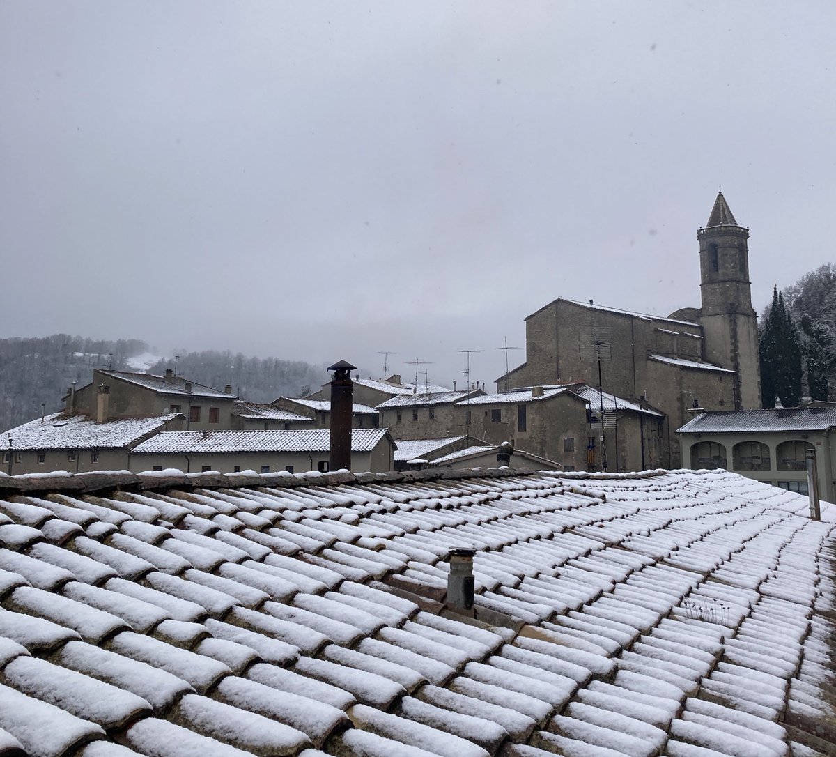Marti_Oliveras's tweet photo. ❄️ Primera enfarinada de la temporada als punts més alts del #Lluçanès i el #Bisaura. Ha nevat per sobre dels 700 metres, ha agafat a partir dels 800 i al voltant dels 1.000 s’han acumulat 2 dits de neu. 📸 1 i 2. Sobremunt / 3. Santuari dels Munts / 4. Vidrà https://t.co/BX1xR7XjB8