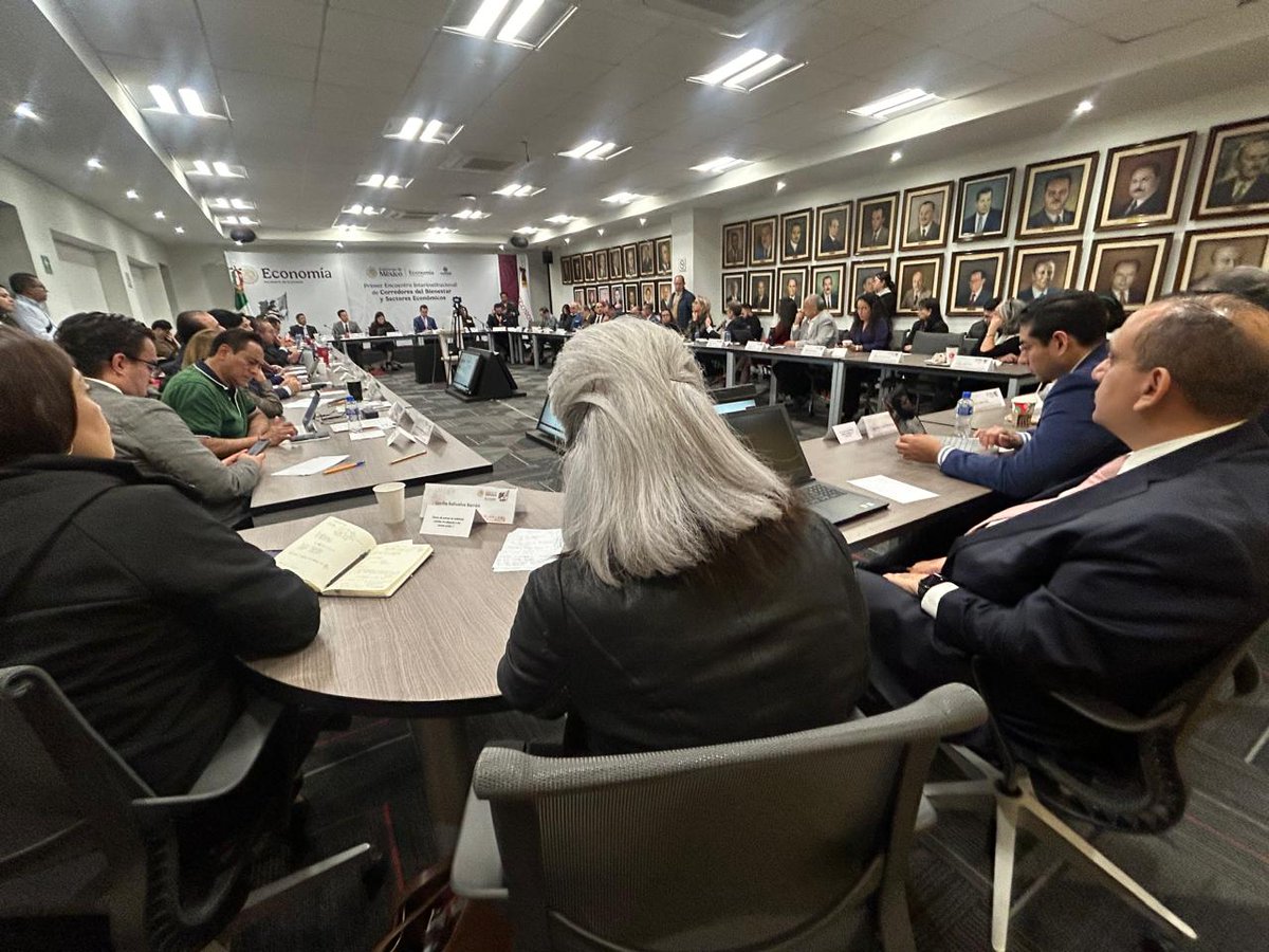 Barbara_Botello's tweet photo. Hoy por la mañana en reunión con @SedecoCDMX nos acompañó el Srio. @m_ebrard  en donde resaltó la importancia del relanzamiento de la marca #HechoenMexico y como esto ayudará promover el consumo nacional y dar mayor certeza a las exportaciones.

También recalcó el trabajo conjunto con las marcas de cada uno de los 32 estado de la República que será muy importante para afianzar la identidad nacional.

@SE_mx #economia #cobisec2024