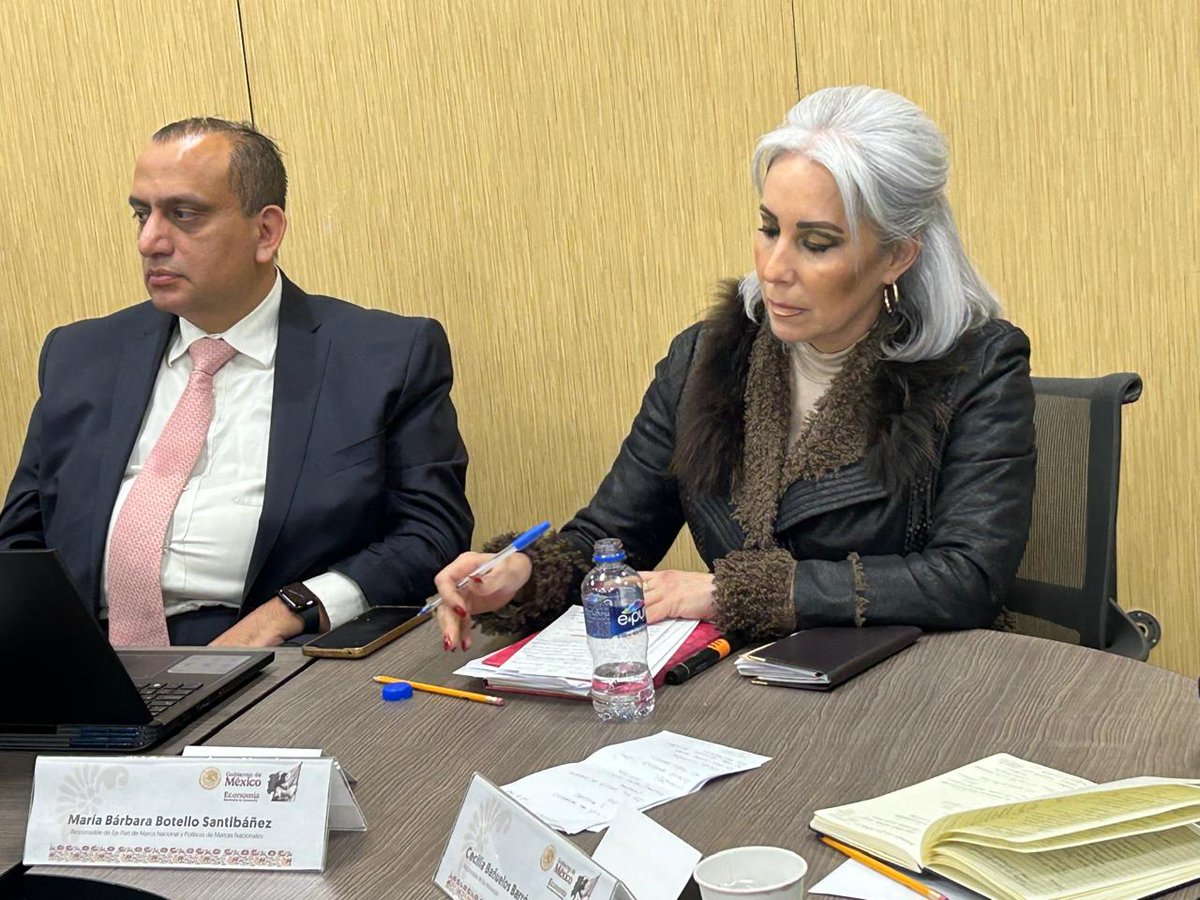 Barbara_Botello's tweet photo. Hoy por la mañana en reunión con @SedecoCDMX nos acompañó el Srio. @m_ebrard  en donde resaltó la importancia del relanzamiento de la marca #HechoenMexico y como esto ayudará promover el consumo nacional y dar mayor certeza a las exportaciones.

También recalcó el trabajo conjunto con las marcas de cada uno de los 32 estado de la República que será muy importante para afianzar la identidad nacional.

@SE_mx #economia #cobisec2024