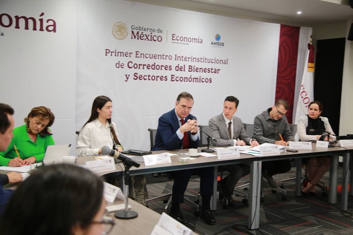 Barbara_Botello's tweet photo. Hoy por la mañana en reunión con @SedecoCDMX nos acompañó el Srio. @m_ebrard  en donde resaltó la importancia del relanzamiento de la marca #HechoenMexico y como esto ayudará promover el consumo nacional y dar mayor certeza a las exportaciones.

También recalcó el trabajo conjunto con las marcas de cada uno de los 32 estado de la República que será muy importante para afianzar la identidad nacional.

@SE_mx #economia #cobisec2024