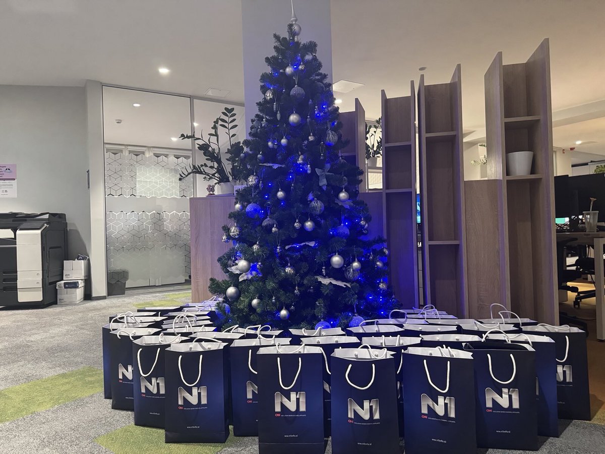 Ekipa N1 Slovenija je letos spisala mnogo odmevnih zgodb, kar je prepoznal tudi božiček. 🎅Pod smrekico je že nastavil darila za zaposlene. 🎁🎁🎁 Hvala <a href="/KatjaSeruga/">Katja Šeruga</a>
