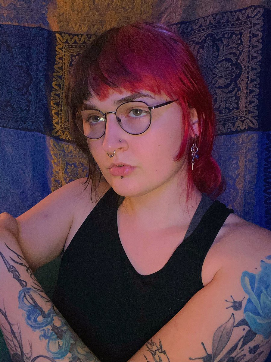 vomitfrot's tweet photo. got the Ryan Gosling 2049 stare. im like if Ryan Gosling was a transgender lesbian🗣️ https://t.co/CfPFpqfSaC