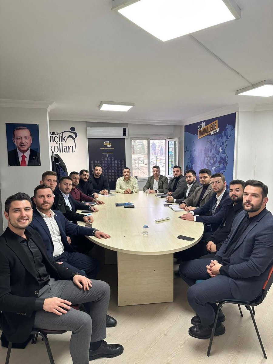 koksalgumuss's tweet photo. Cumhurbaşkanımız Sayın Recep Tayyip Erdoğan’ın teşrifleriyle gerçekleşecek olan İl Kongremiz öncesi İl Gençlik Kolları Başkanımız Çağatay ÇAĞLAYAN Başkanlığında ve Kocaeli’mizin İlçe Gençlik Kolları Başkanları ile birlikte aylık olağan ilçe başkanları toplantımızı gerçekleştirdik https://t.co/MG0Y5azK7V