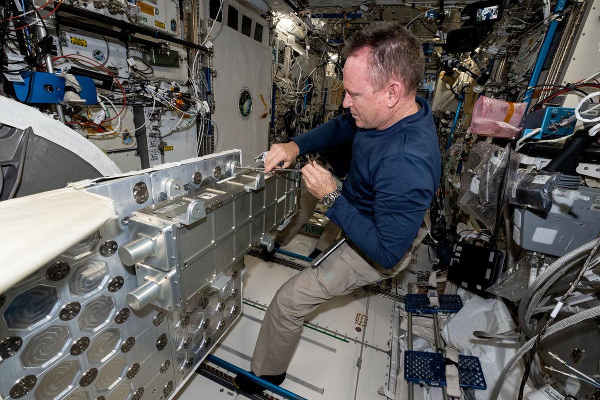 NASAScience_'s tweet photo. Time for a 2024 image rewind. ⏪

Enjoy the year’s best images from @Space_Station! Astronauts participated in research and demonstrations that benefit future missions and humanity on Earth. https://t.co/Wr0f1rkns0 https://t.co/ewTnnyZoLQ