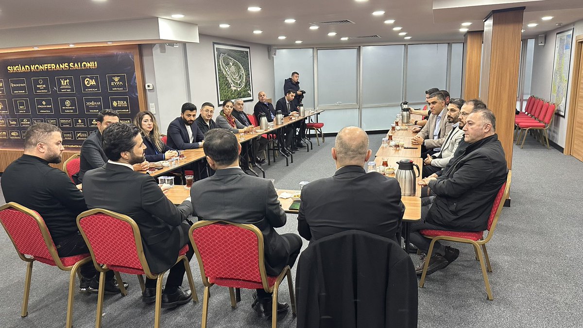 Cumhuriyet Halk Partisi İstanbul İl Başkanı Sn. Özgür Çelik, İlçe Başkanı Sn. Özgür Erdem ve değerli yönetimlerine nazik ziyaretlerinden dolayı teşekkür eder, çalışmalarında başarılar dileriz.