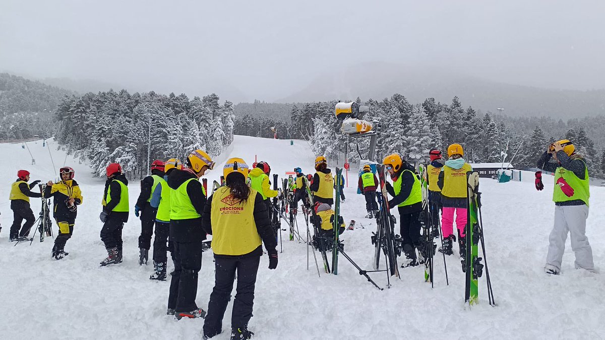 InstitutSants's tweet photo. Primer dia a La Masella. Molta neu i diversió! #esquiada #3rESO https://t.co/7qTPHh5qNl