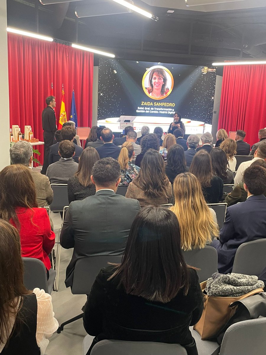 Arranca  la ceremonia protagonizada por Zaida Sampedro, Subdirectora General de Transformación y Gestión del Cambio en Madrid Digital #premiosIMm #gestiondelcambio