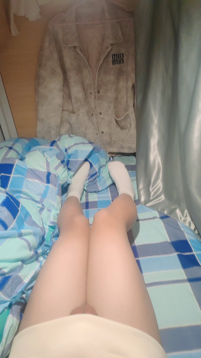 晚上趁舍友都睡着了，晒晒屁股和腿子
#男娘 #娼年 #翘臀 #白袜 #肉腿 #伪娘