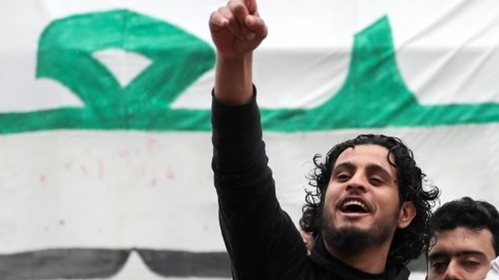 MalcomX56797032's tweet photo. 🪻وفي ليالي الحرية يفتقد الساروت🪻

لعله ينظر الآن من رياض الجنة إلى نسيم الحرية الذي يلثم بساتين الياسمين في سوريا!!!

لعله يرقبنا الآن من رياض الجنة ويبستم راضيا🥰

تحية لشهيدنا الشاب الجليل الجميل:
"عبد الباسط الساروت"
مطرب الثورة السورية.

جنة جنة جنة،...
والله يا وطننا!
يا وطن يا حبيب،...
يا ابو تراب الطيب،
حتى نارك جنة😢❤️🪻