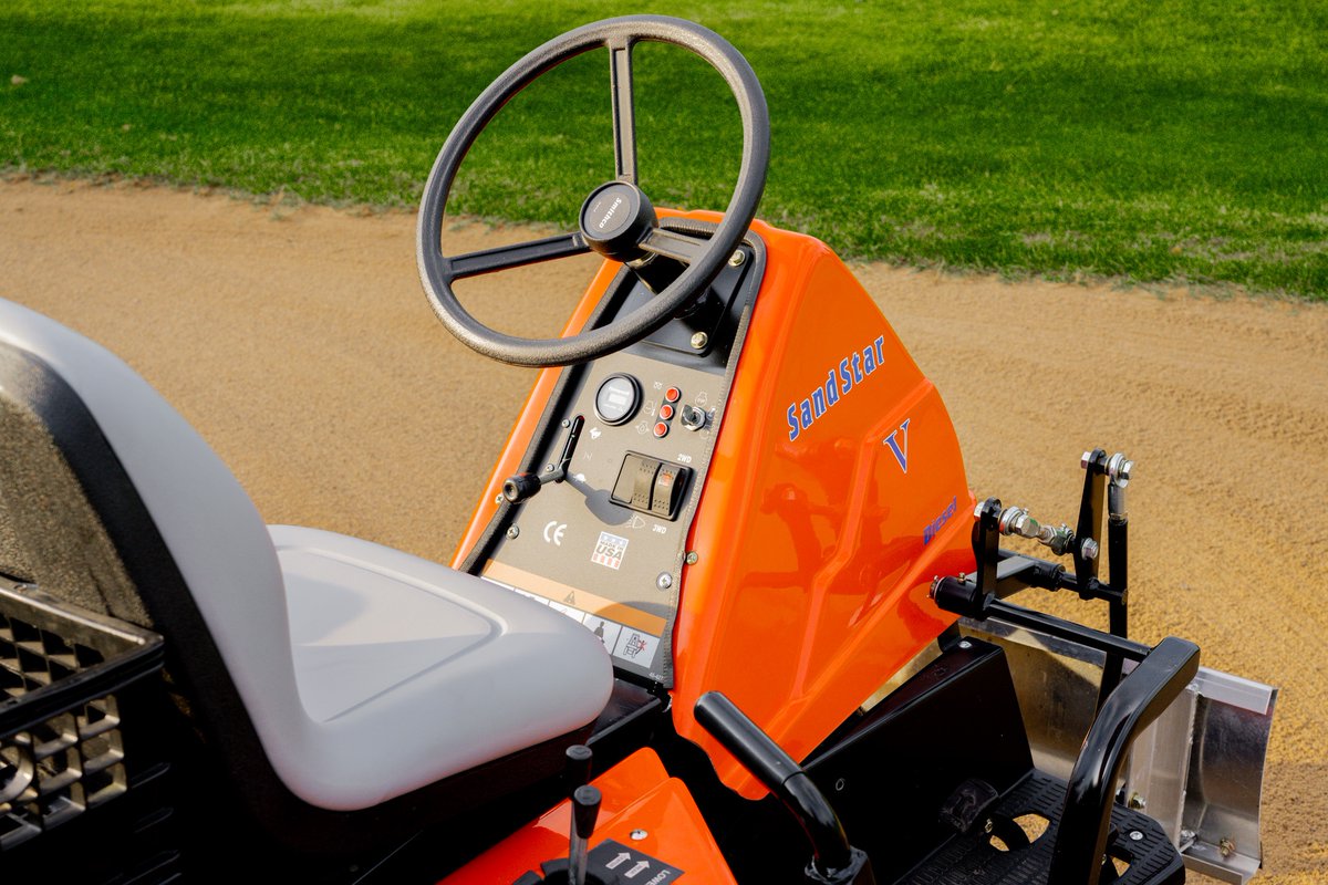 SmithcoInc's tweet image. Flawless bunkers, every time! ⛳️ 
The Smithco Bunker Rake makes it easy to maintain beautifully groomed sand traps that enhance playability and course appearance. Built tough for precision results, it’s the ultimate tool for achieving those perfectly raked bunkers. 🏌️‍♂️

 #S...